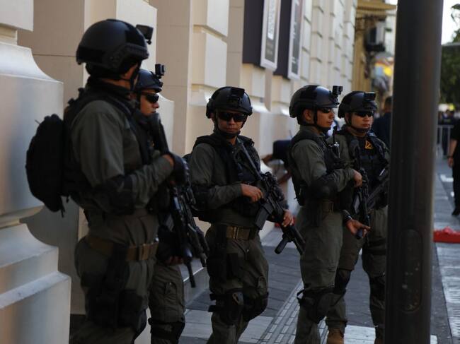 Efectivos de las fuerzas especiales de la policía de El Salvador custodian las alrededores de un evento presidencial en la ciudad de San Salvador.