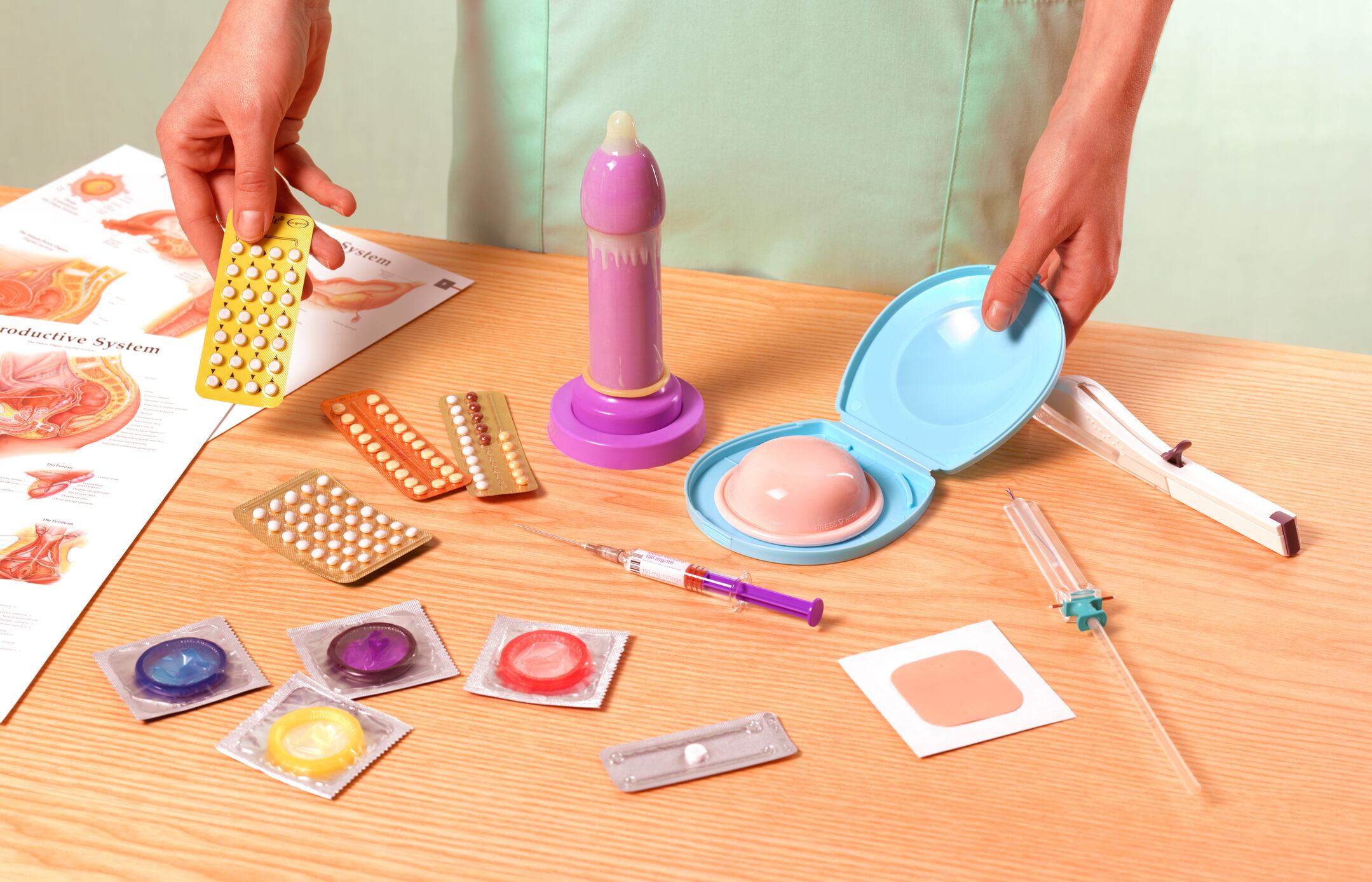 Enfermera escolar enseñando educación sexual. (Referencial)