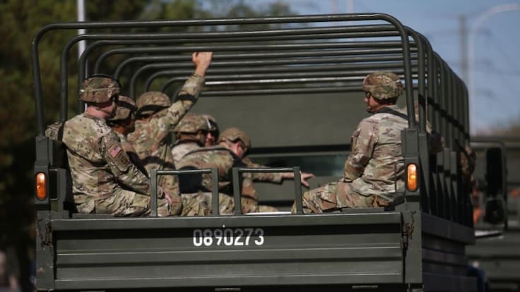 Para apoyar las redadas migratorias de Trump: soldados de Texas aguardan en Chicago para desplegarse