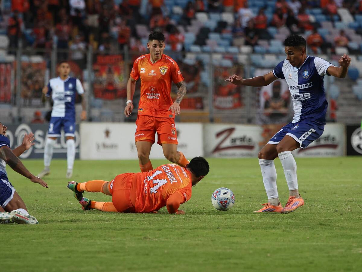 “El campo es un desastre, asqueroso, no se puede jugar... Es una falta de respeto como mantienen el estadio”