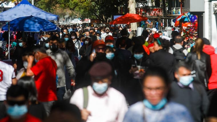 02 de agosto de 2021/SANTIAGO Varias personas se desplazan por el centro de Santiago, durante la fase 3 del plan Paso a Paso.
FOTO:CRISTOBAL ESCOBAR /AGENCIAUNO