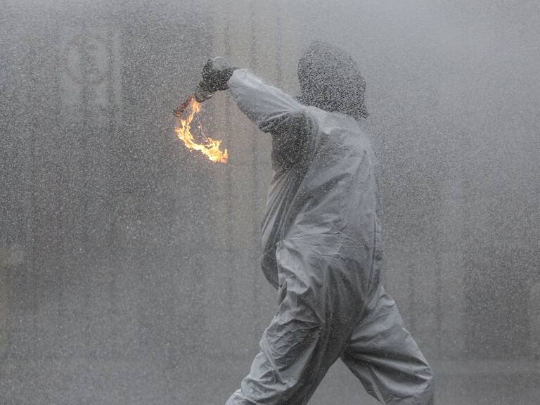 Sujeto con overol blanco resultó quemado tras lanzar bomba molotov en el frontis del INBA