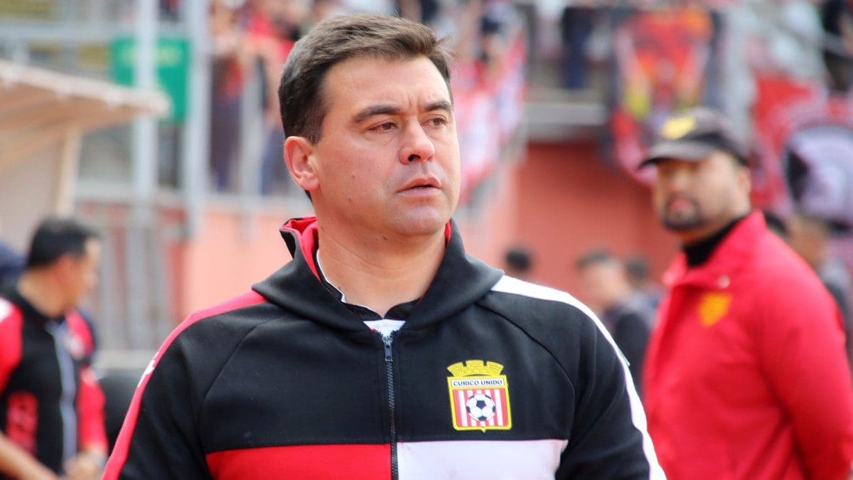 No llegó a los 10 partidos: Juan José Ribera dejó de ser el entrenador de Curicó Unido