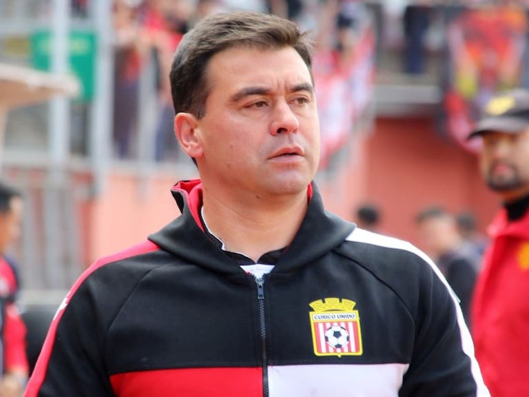 No llegó a los 10 partidos: Juan José Ribera dejó de ser el entrenador de Curicó Unido