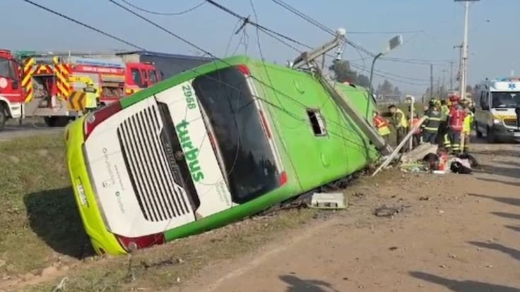 Tragedia en la Ruta 5 Sur: bus de dos pisos vuelca en Teno y deja dos fallecidos