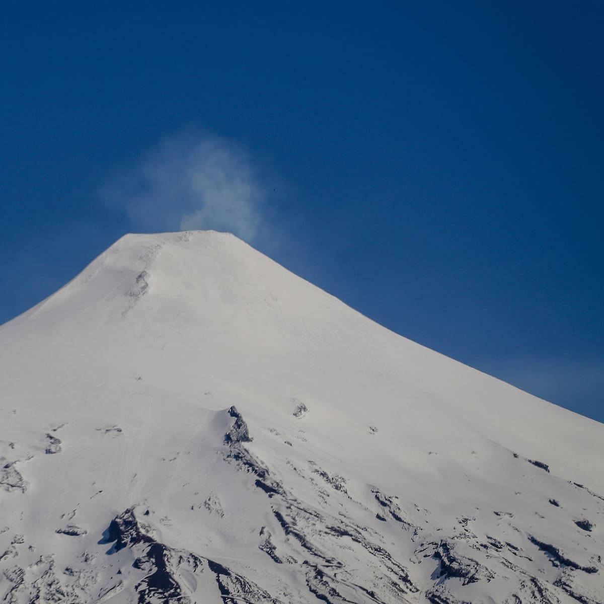 Volcán Villarrica registra nueva actividad explosiva durante la madrugada: Sernageomin mantiene vigilancia