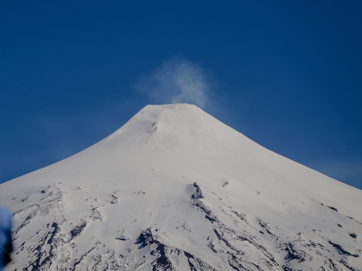 Volcán Villarrica registra nueva actividad explosiva durante la madrugada: Sernageomin mantiene vigilancia