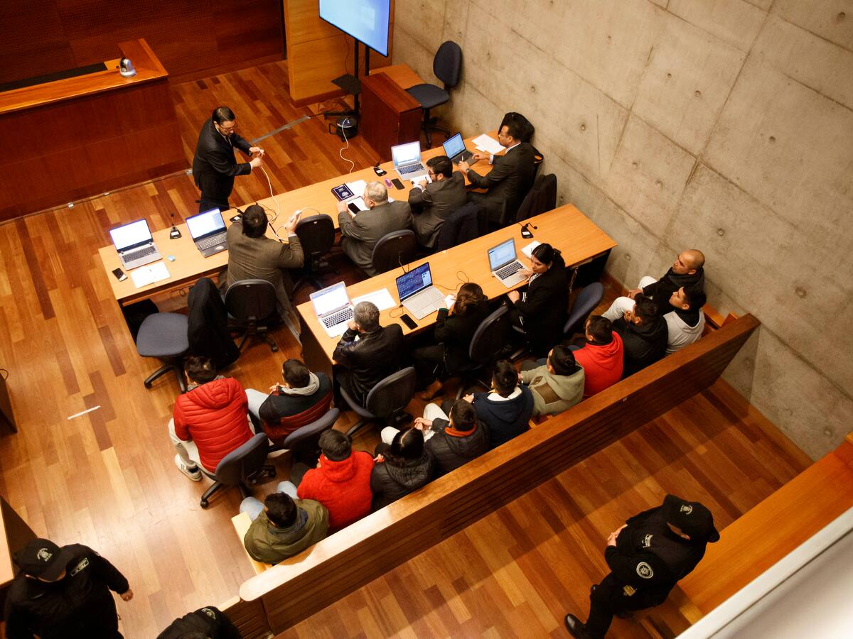 Este lunes continúa la formalización de 12 excarabineros acusados de delitos de corrupción: Fiscalía solicitará prisión preventiva para 11 de ellos