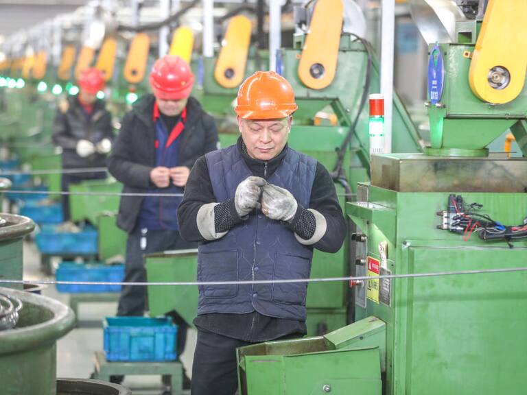 Trabajadores se desempeñan al interior de una fábrica que exporta materiales de transmisión desde Huzhou en China.