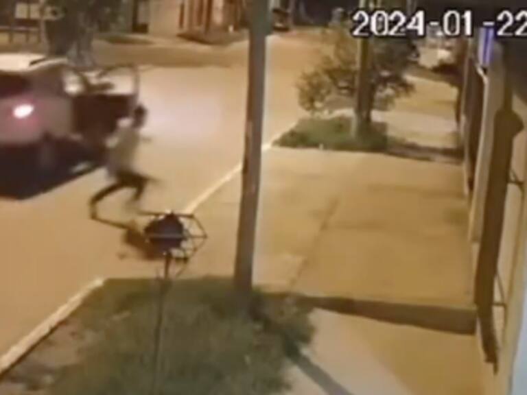 “De película”: delincuentes se lanzan desde vehículo para escapar de la policía en Argentina