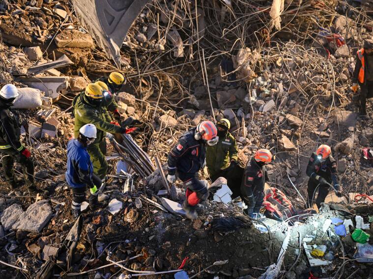 Rescatistas buscan sobrevivientes en Kahramanmarash de Turquía