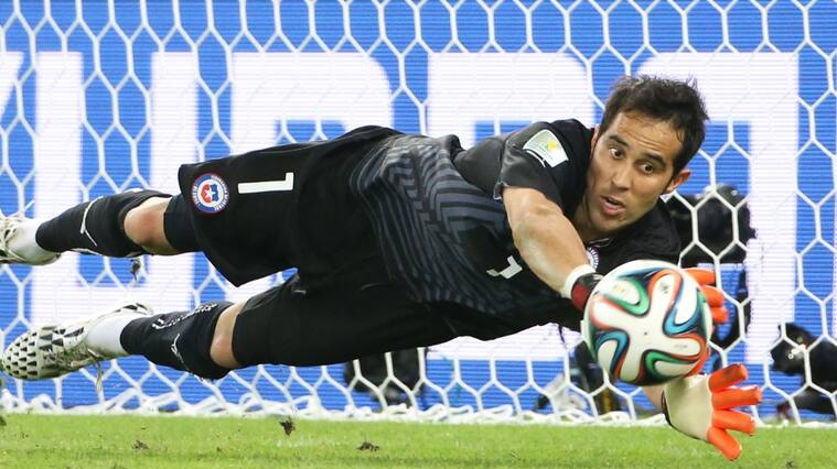 Claudio Bravo cumple 40 años: recibió saludos y un reconocimiento de FIFA por sus atajadas en Mundiales 2010 y 2014