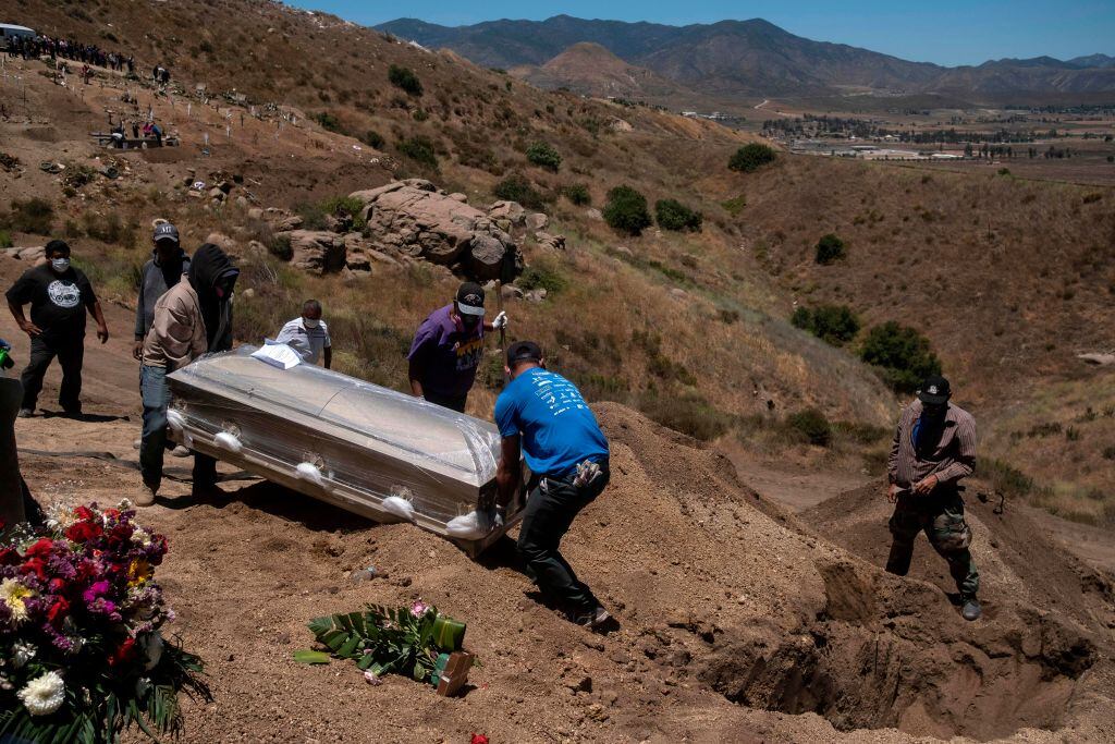 Un fallecido por Covid-19 es enterrado en Tijuana