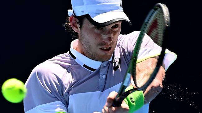 Nicolás Jarry se impone con contundencia a Kecmanovic para avanzar a segunda ronda del Abierto de Australia