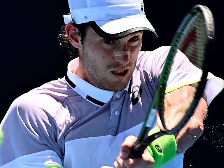 Nicolás Jarry se impone con contundencia a Kecmanovic para avanzar a segunda ronda del Abierto de Australia