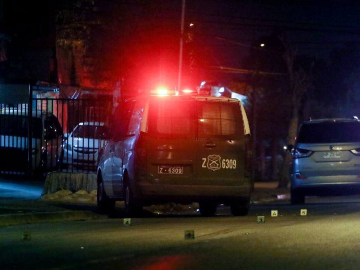 Camión choca contra reja de contención en Lo Espejo: conductor realizó maniobra para evitar a otro que se quedó dormido