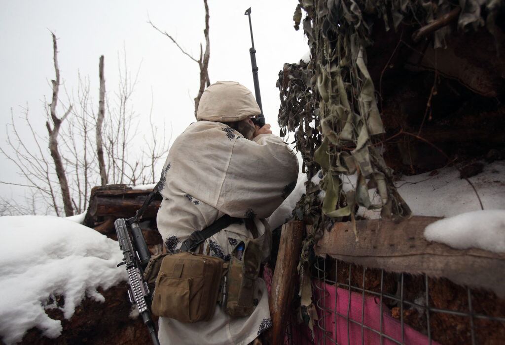 Soldado ucraniano vigila desde una trinchera en la región de Donetsk