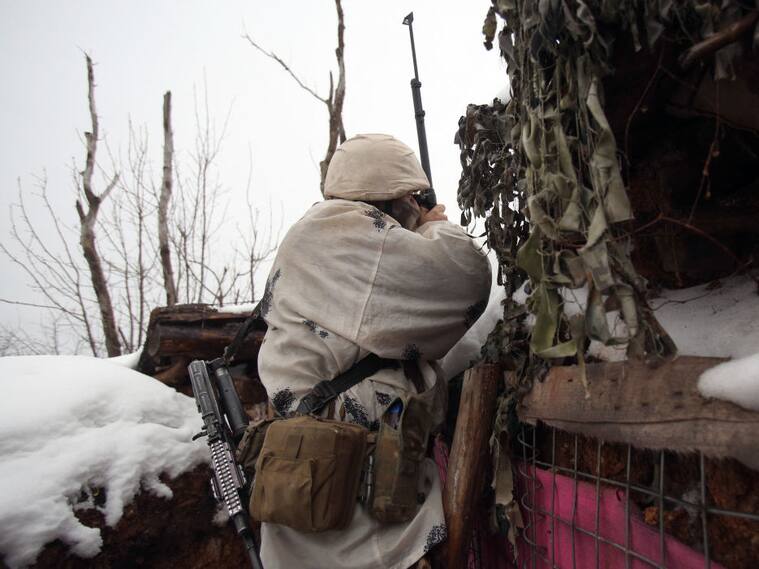 Soldado ucraniano vigila desde una trinchera en la región de Donetsk