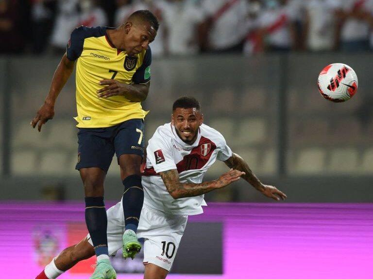 Ecuador's Pervis Estupinan (L) and Peru's Sergio Pena (R) vie for the ball during their South American qualification football match for the FIFA World Cup Qatar 2022, at the National Stadium in Lima on February 1, 2022. (Photo by ERNESTO BENAVIDES / AFP) (Photo by ERNESTO BENAVIDES/AFP via Getty Images)