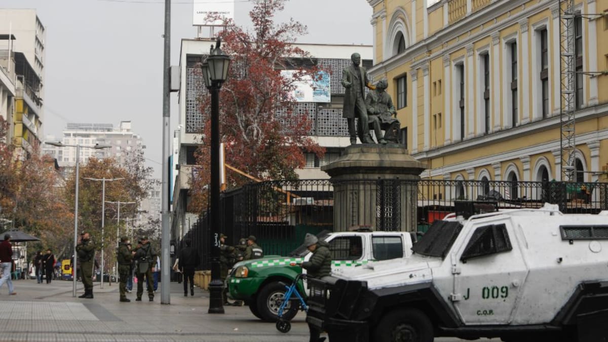 Incidentes en el Instituto Nacional provocan cortes y desvíos de tránsito en plena Alameda