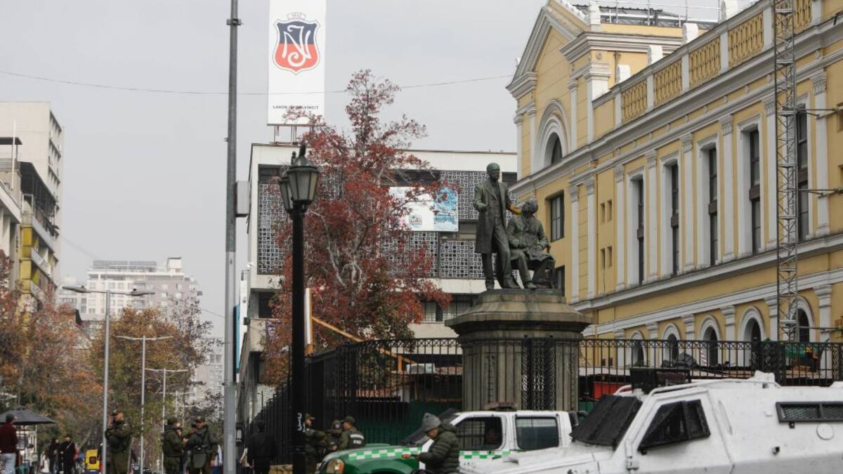 Incidentes en el Instituto Nacional provocan cortes y desvíos de tránsito en plena Alameda
