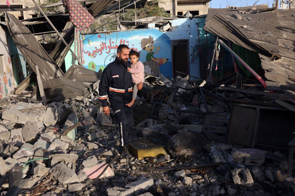 Hombre rescata a niño en medio de escombros por los ataques de Israel a Gaza