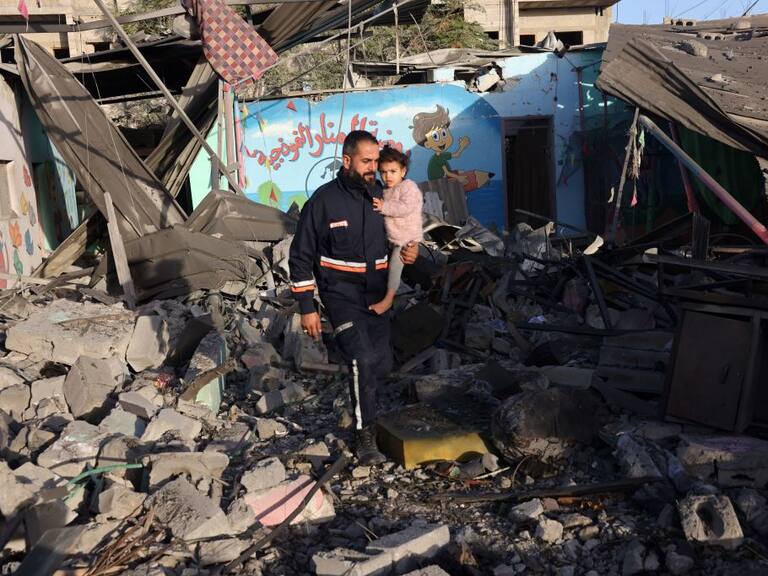 Hombre rescata a niño en medio de escombros por los ataques de Israel a Gaza