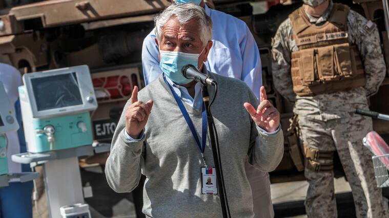 11 JULIO 2020 / ARICA El ministro de salud Enrique Paris encabeza el punto de prensa del hospital regional Juan Noé Crevani, en el cual se hicieron entrega de ventiladores mecánicos y equipos de oxigenación.
FOTO: ALEXIS FUENTES / AGENCIAUNO