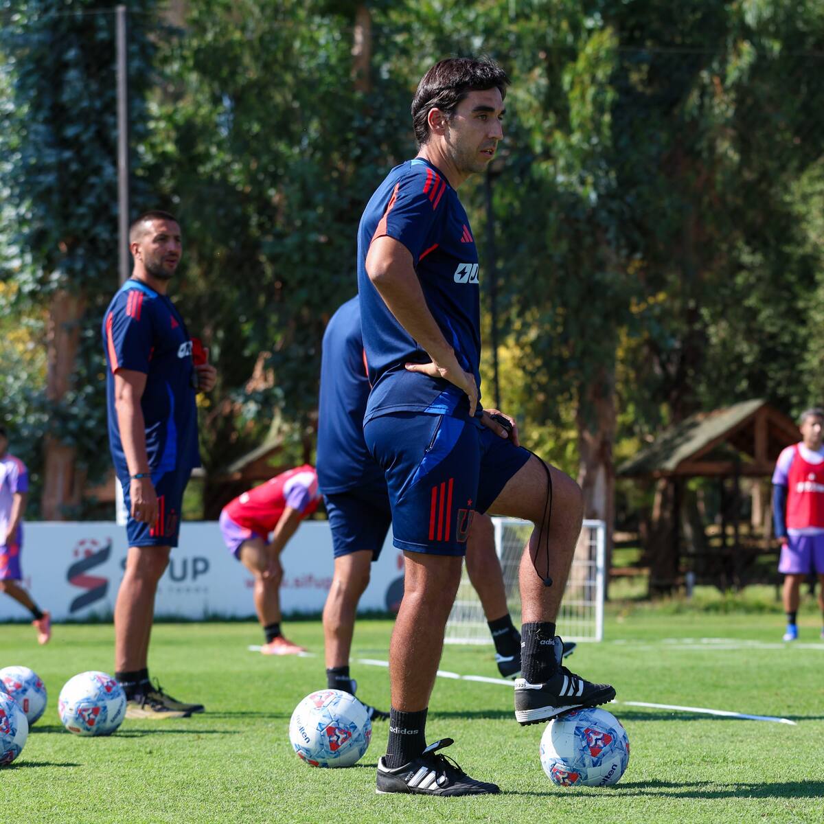 Meneghini no descarta más fichajes en la U tras dura caída en Perú: “El plantel está abierto hasta que cierre el mercado”