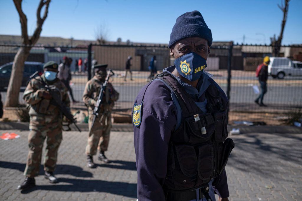 Militares y policías custodian las calles de la ciudad de Soweto