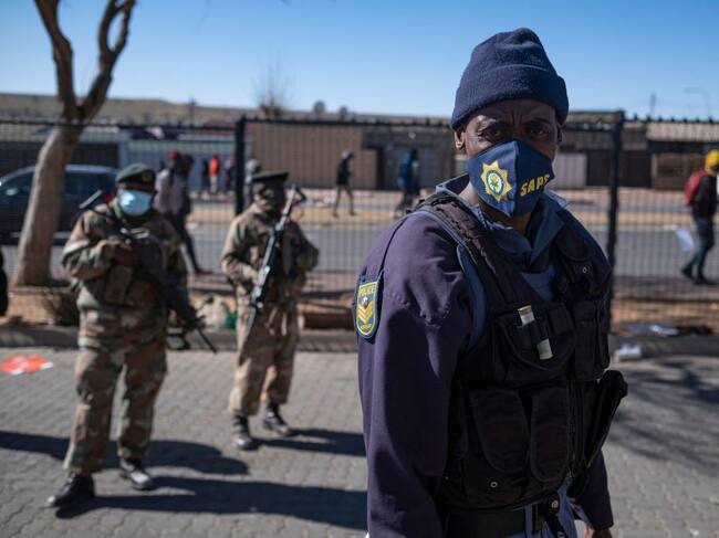 Militares y policías custodian las calles de la ciudad de Soweto