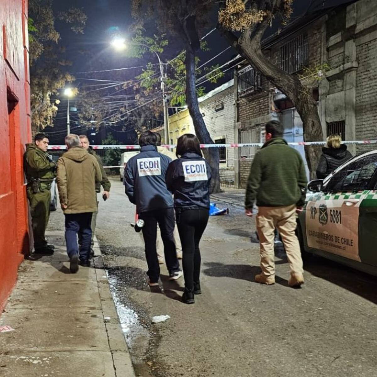 Joven colombiano muere acribillado dentro de un auto en Santiago: una mujer de 18 años quedó herida