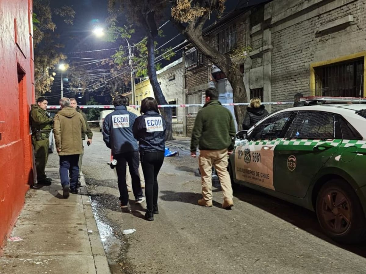 Joven colombiano muere acribillado dentro de un auto en Santiago: una mujer de 18 años quedó herida
