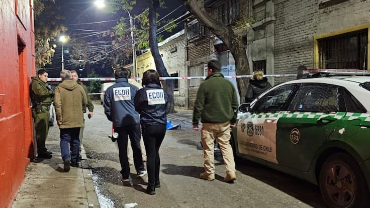 Joven colombiano muere acribillado dentro de un auto en Santiago: una mujer de 18 años quedó herida