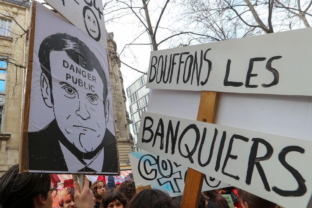 Las pancartas contra el gobierno galo y Macron en una marcha sindical en Francia