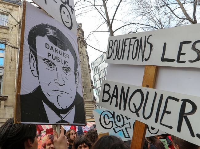 Las pancartas contra el gobierno galo y Macron en una marcha sindical en Francia