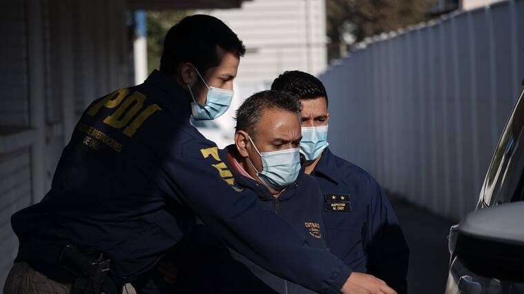 31 de Marzo de 2021/SANTIAGO La Brigada de Homicidios de la PDI detuvo esta madrugada a un hombre de 57 años como presunto responsable del atropello con resultado de muerte de una mujer en Colina durante la jornada del joven combatiente
FOTO: FRANCISCO CASTILLO /AGENCIAUNO