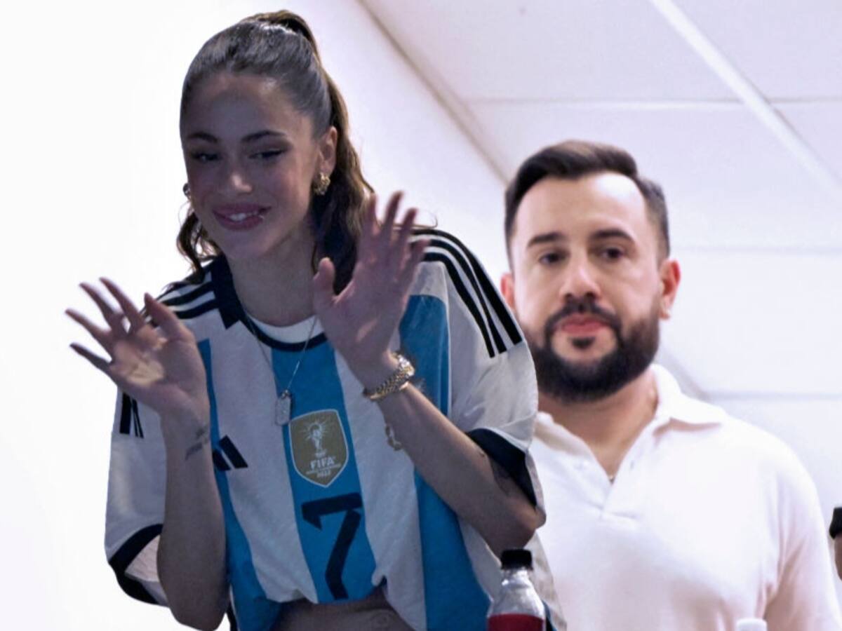 ¡Primera Dama de la albiceleste! Tini dio la vuelta olímpica junto a Rodrigo de Paul en celebración de Argentina
