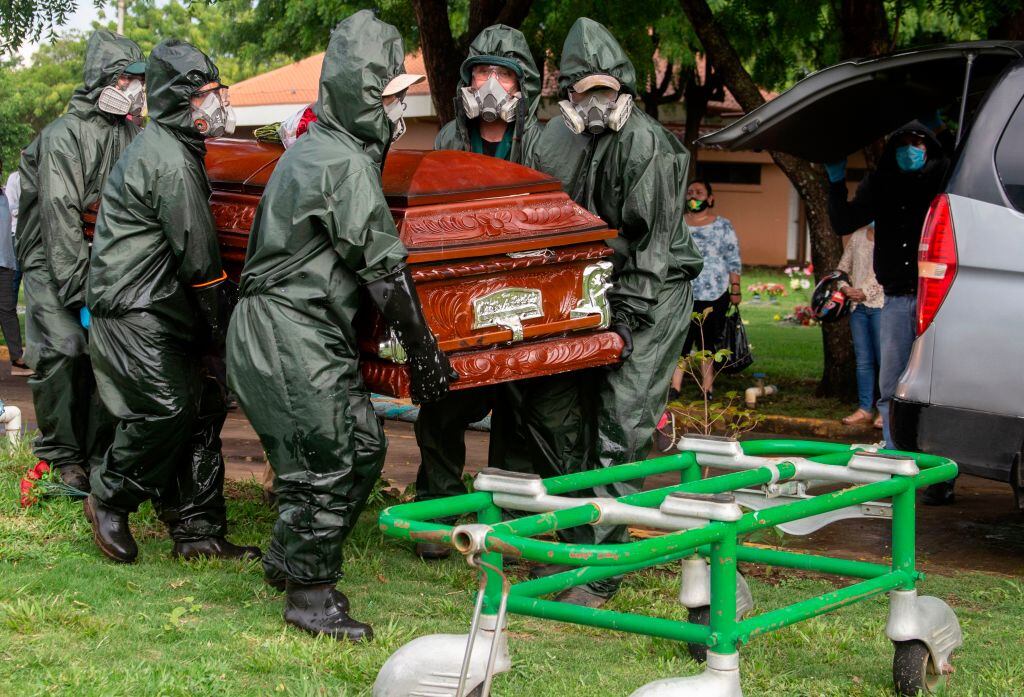 Una víctima del Covid-19 en un cementerio de Managua