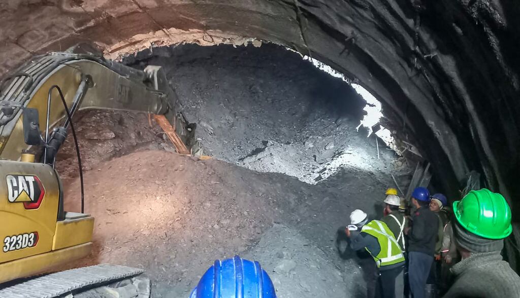 Rescatistas y máquinas para abrir túnel colapsado con trabajadores en India
