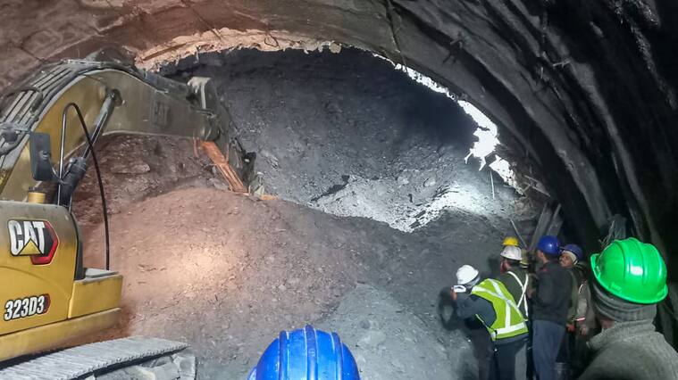 Rescatistas y máquinas para abrir túnel colapsado con trabajadores en India