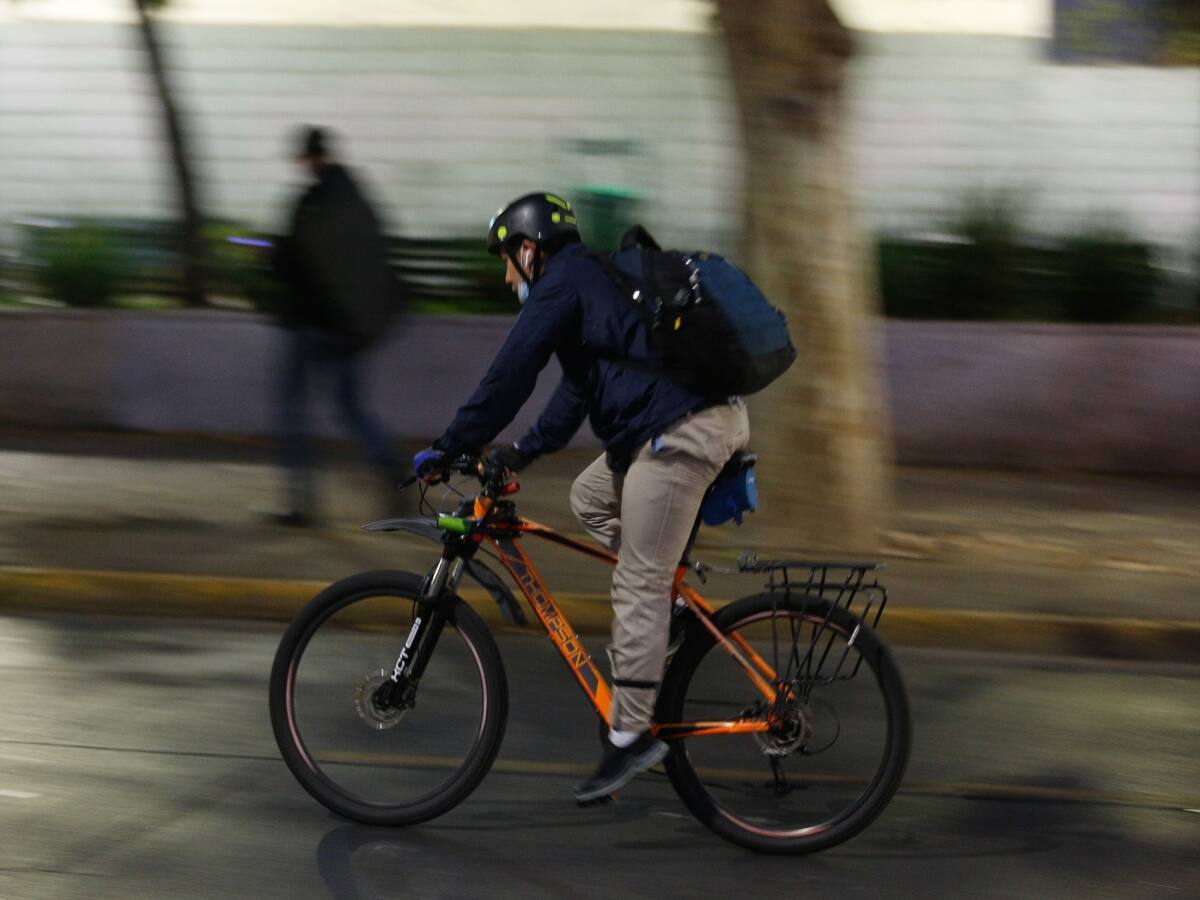 Estas son las multas económicas que arriesgan quienes andan en bicicleta por la vereda en Chile