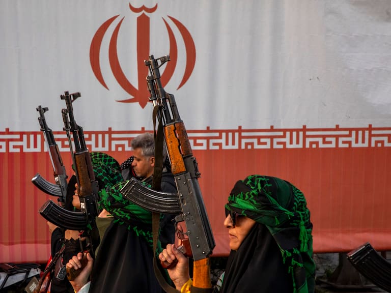 Irán cierra el estrecho de Ormuz, desafía a EE.UU. y sacude el precio del petróleo