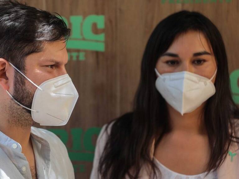 26 de noviembre del 2021/SANTIAGOEl candidato Gabriel Boric, recibe a la ex presidenta del Colegio Medico, Izkia Siches, en su comando, en la comuna de Providencia, y a un grupo de médicas y médicos adherentes a su campaña quien a partir de este viernes se integrará a su comando.
FOTO: SEBASTIAN BELTRAN GAETE/AGENCIAUNO