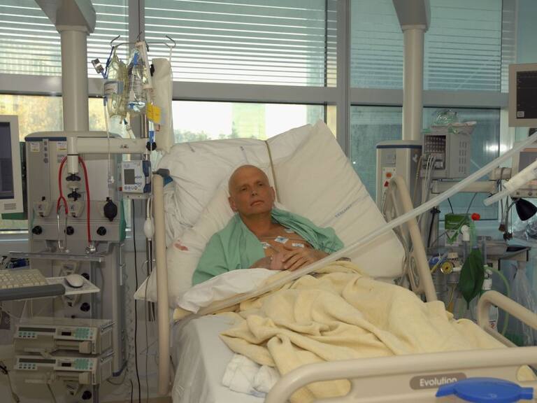 Alexander Litvinenko días antes de fallecer en un hospital de Londres en 2006