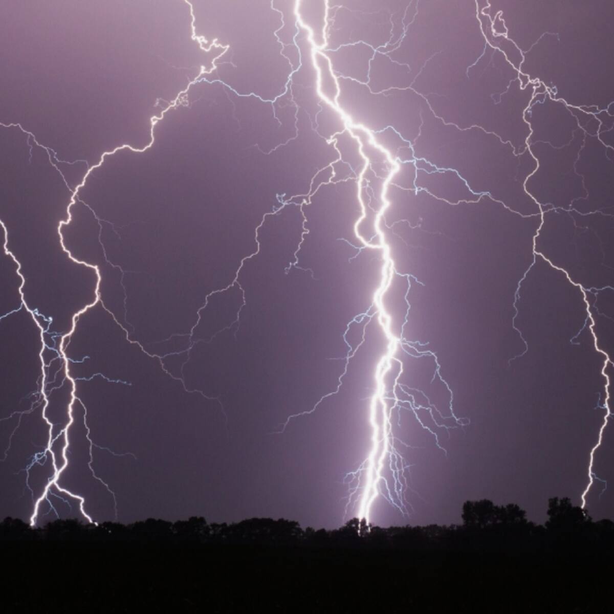 En plenas Fiestas Patrias: Meteorología emite aviso por tormentas eléctricas para estas 3 regiones de Chile
