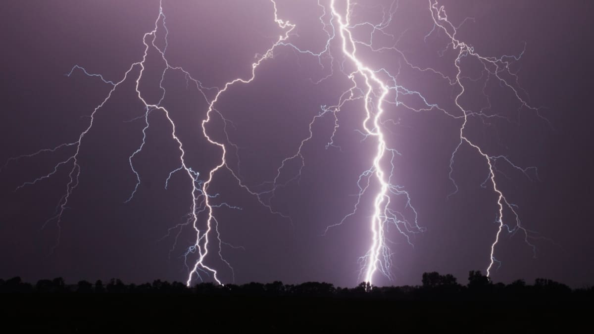 Tormentas eléctricas en 11 regiones de Chile: Meteorología emite aviso para las próximas horas