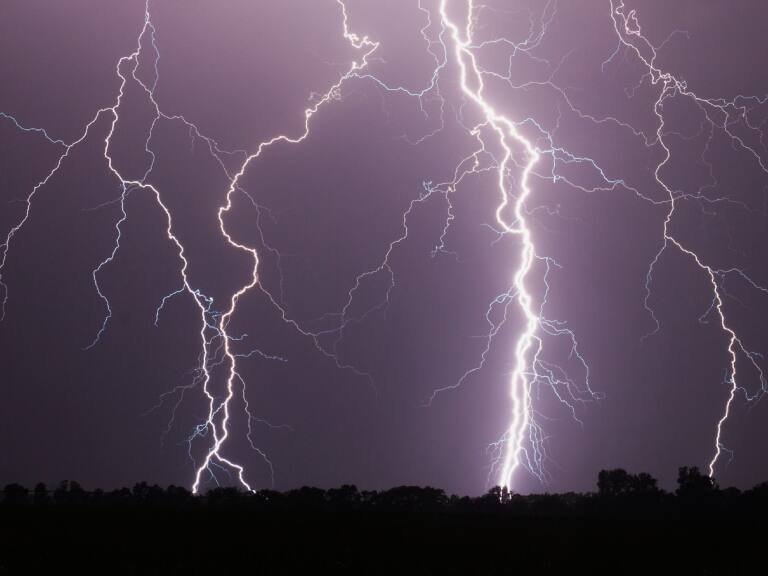 Meteorología emite aviso por tormentas eléctricas en cinco regiones de Chile para hoy lunes