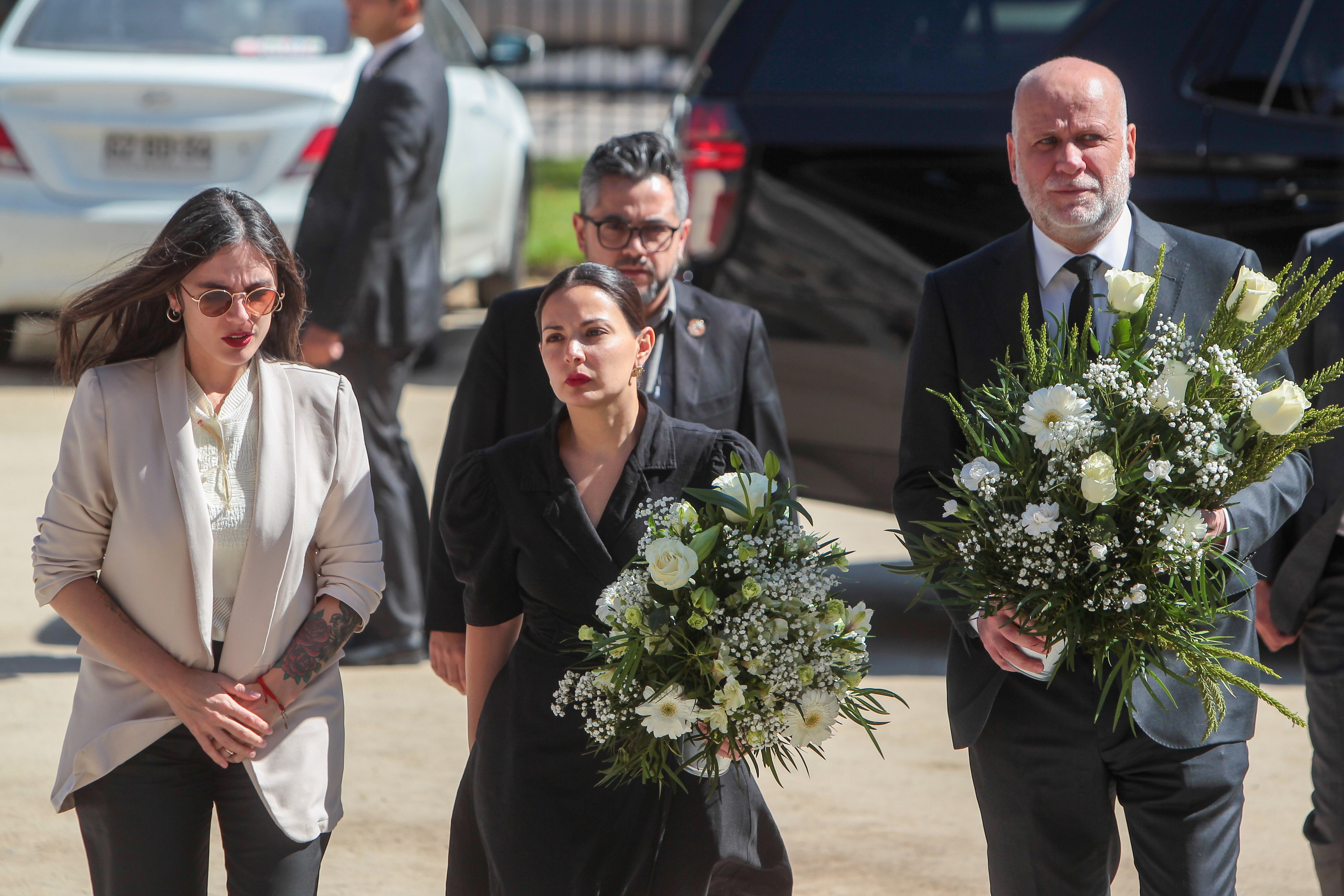 28 DE OCTUBRE 2025 / ÑUÑOALa ministra de artes y culturas, Carolina Arredondo, llega al campus oriente de la Universidad Catolica junto con el vicepresidente Álvaro Elizalde y la ministra vocera de gobierno, Camila Vallejos para asistir al velorio del reconocido actor Héctor "Tito" Noguera.
FOTO: LUKAS SOLIS / AGENCIAUNO