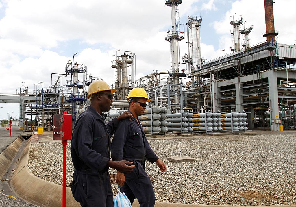 Trabajadores caminan en la Refinería Dominicana de Petróleo